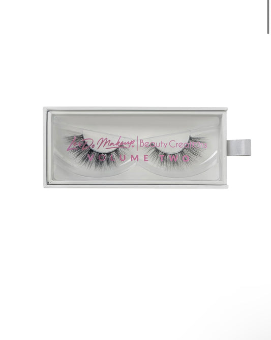 Lea do makeup "rushing out" lashes